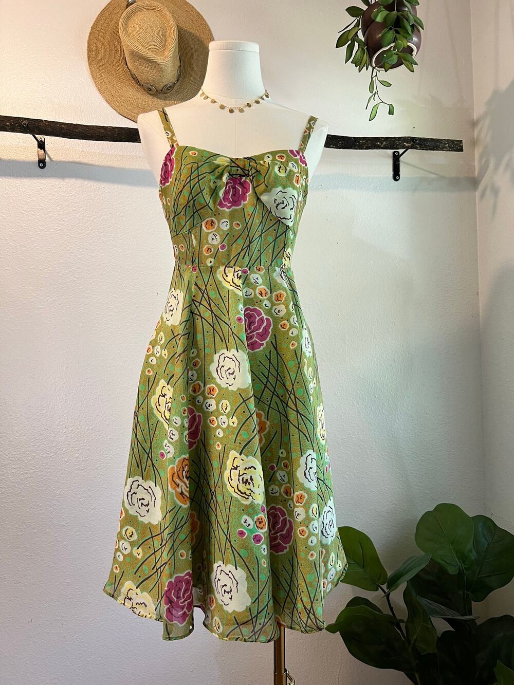 Girls from Savoy Green Floral 100% Silk Fit Flare Knee Length Dress Size XS/S